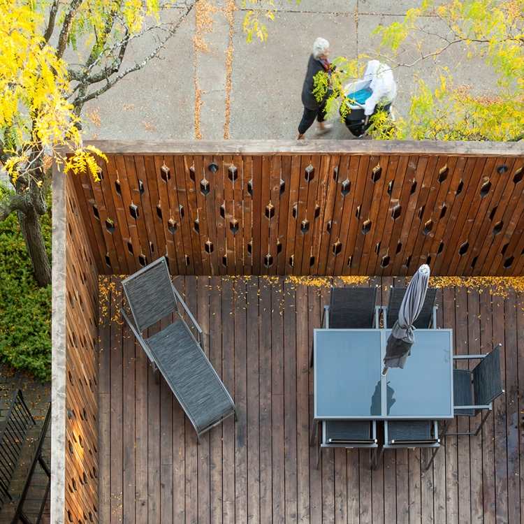 sichtschutz-holz-garten-terrasse-luecken-liegenstuhl-tisch-sonnenschirm-privatsphaere
