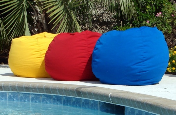 sitzsack garten patio bereich gestalten dreifarbig poolseite