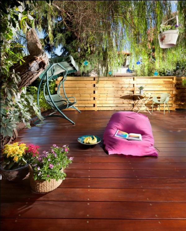 sitzsack im garten patio bereich gestalten rosa sitzsack