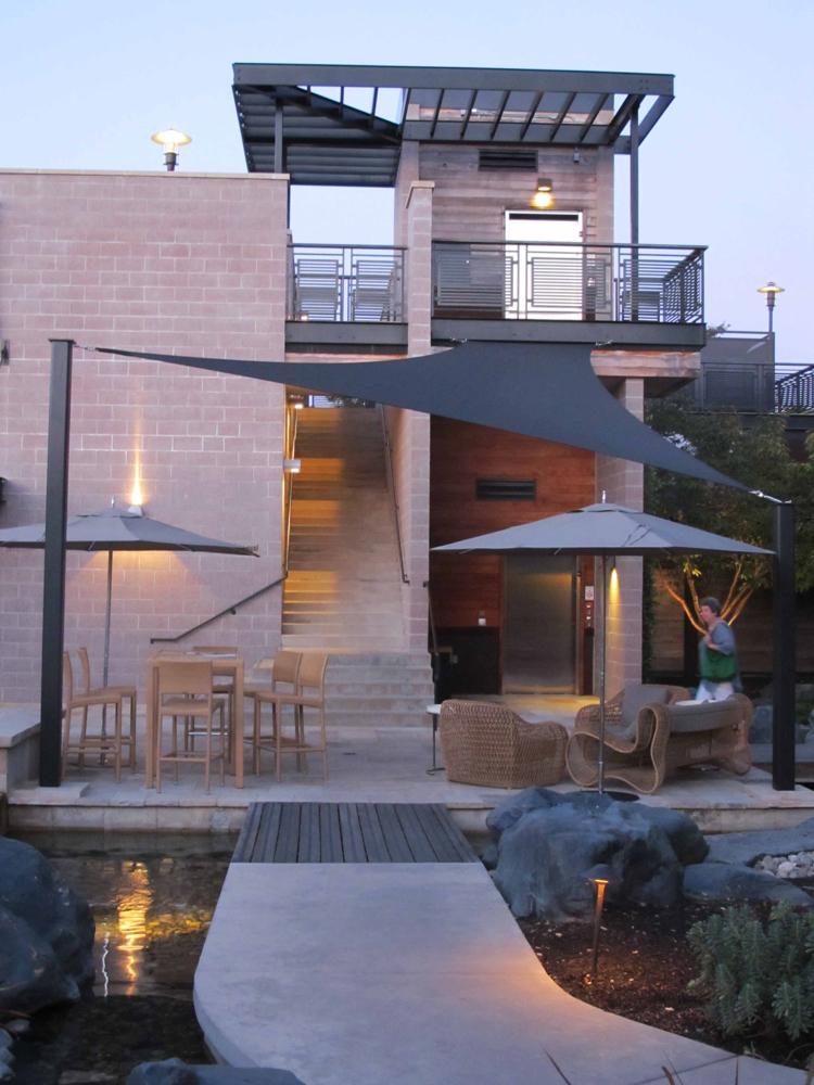 sonnensegel-terrasse-beschattung-moderne-architektur-einfamilienhaus-teich