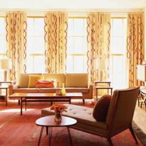 sonniges Wohnzimmer orange gelb Gardinen Wand Farbe Liegestuhl