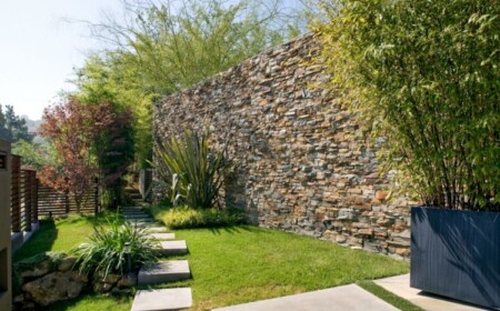 steinmauer im garten hoch naturstein bambus deko gartenweg steinplatten