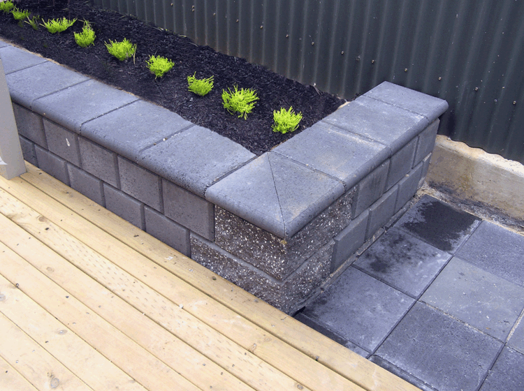 stützmauer im garten modern-grau-stein-beet-gestalten-holz-terrasse