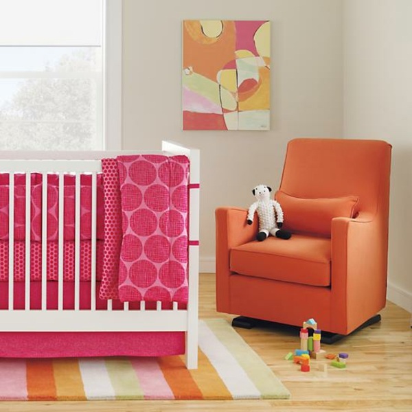 süßes Mädchenzimmer weiße Krippe rosa Babybett Design