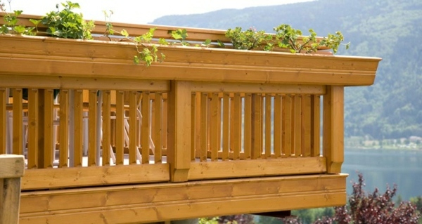 traditionelle Holz Balkon Geländer bauen Pflanzkübel 