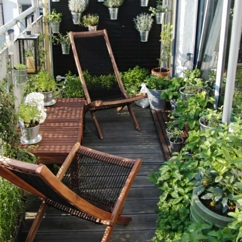traditionelle Holz Möbel Balkon Pflanzen