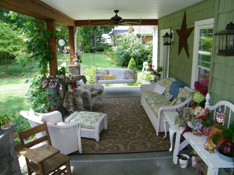 überdachte holz veranda weisse moebel teppich dekorationen kletterpflanze