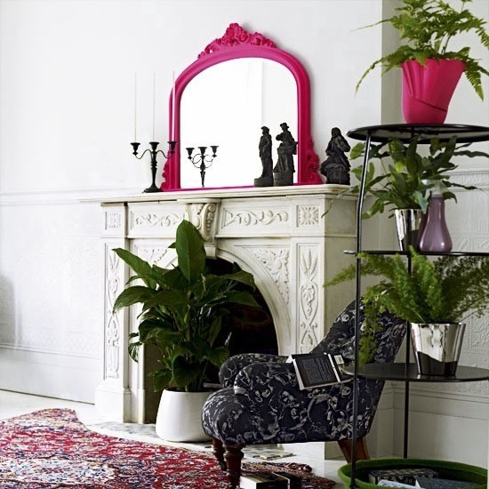 ungenutzten kamin wohnzimmer rosa spiegelrahmen pflanzenbestand