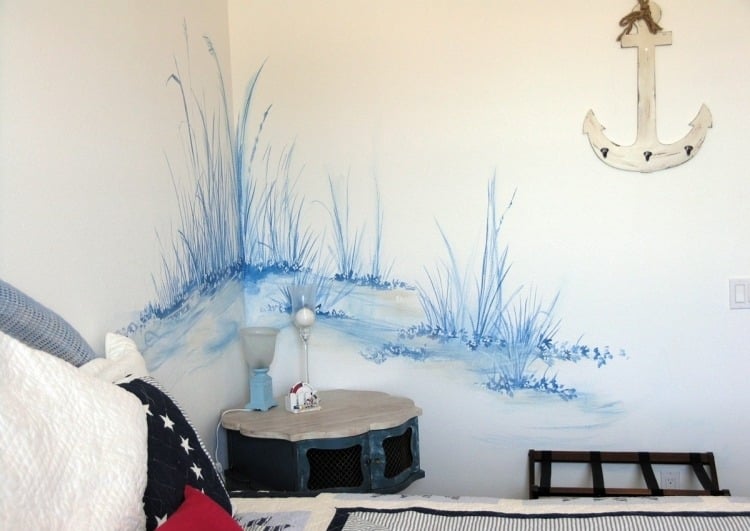 wand-streichen-schlafzimmer-wandfarbe-weiss-blau-wandmalerei-zart-maritim