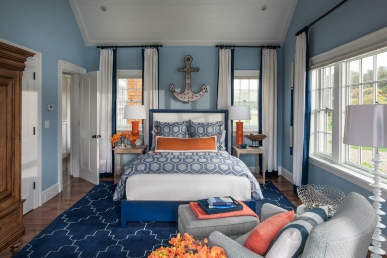 wandgestaltung im schlafzimmer blau weiss maritim lachs hohes bett