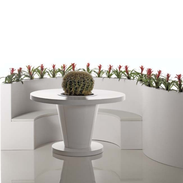Die weißen Alu Gartenmöbel von Bysteel tisch mit pflanzenkübel mitte