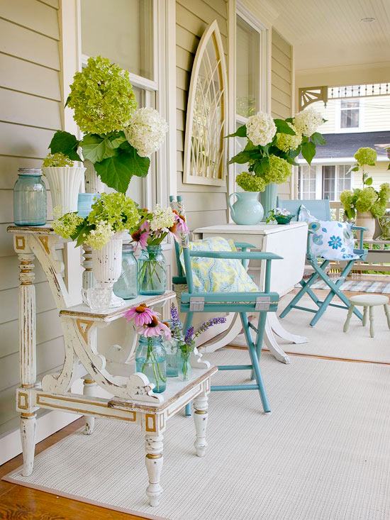 überdachte Holz Veranda hortensien klappstühle blau
