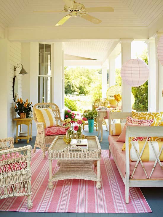 überdachte Holz terrasse tepich rosa gelb farbschema
