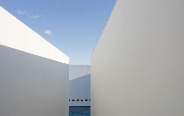  Bauvolumen weiße Fassade Beton Pool