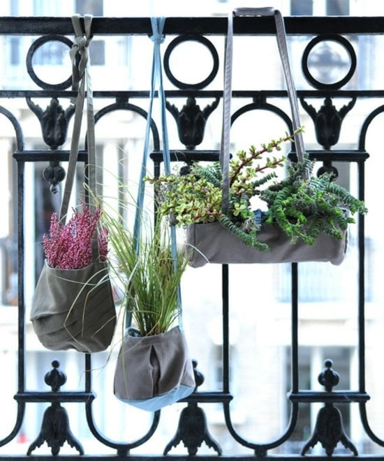 Balkonblumen Tasche bepflanzen vertikaler Garten anlegen