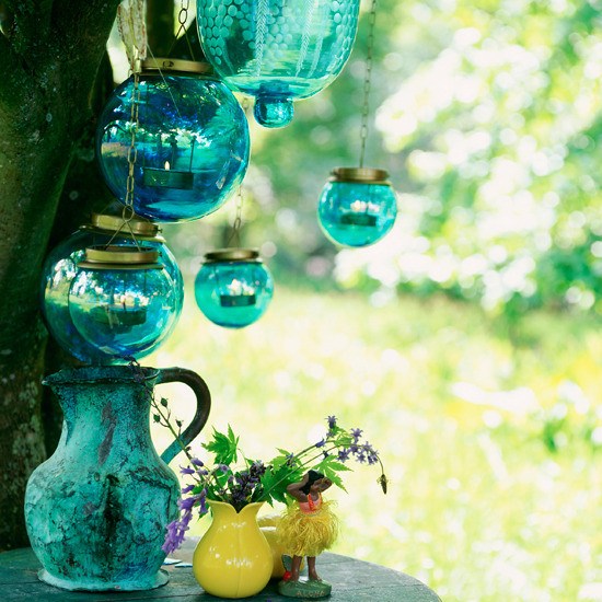 Beleuchtungsideen Garten glaskugeln windlicht blau