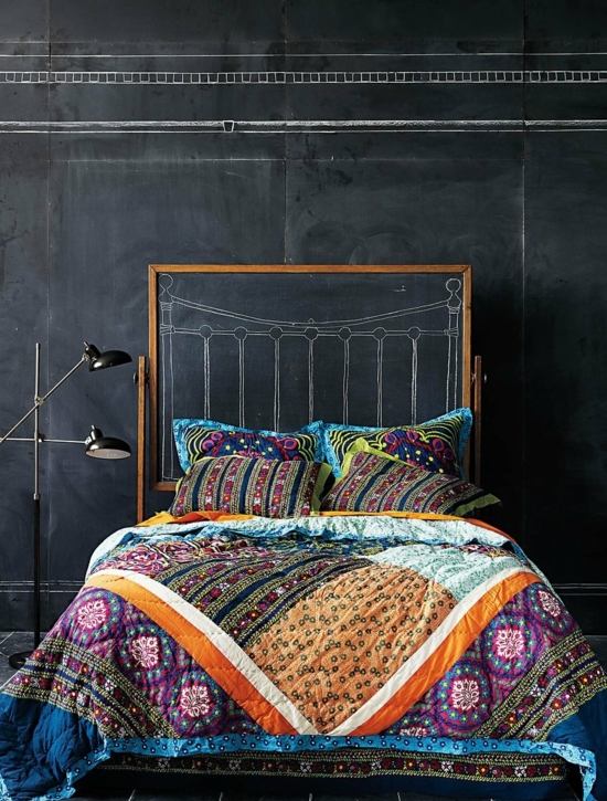 Bett Kopfteil schwarze Taffel Wandfarbe eklektischer Stil