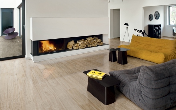 Bodenfliesen in Holzoptik wohnzimmer iris kamin minimalistisch
