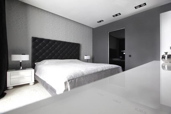 Farben im Schlafzimmer-weiß-Schwarz minimalistisch Bett