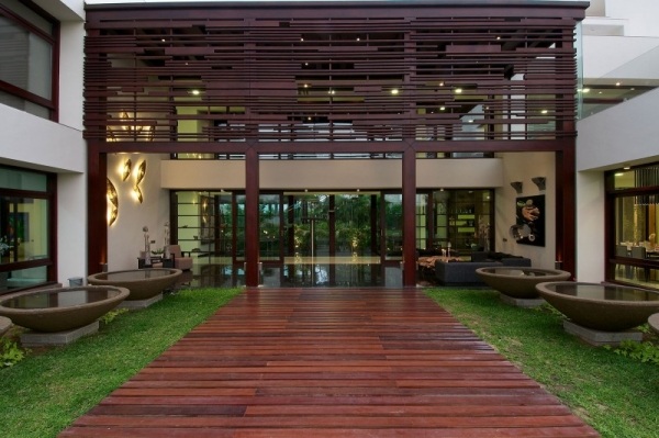 Fassade Gestaltung Holz-Lamelen Indisches-Haus Außendesign