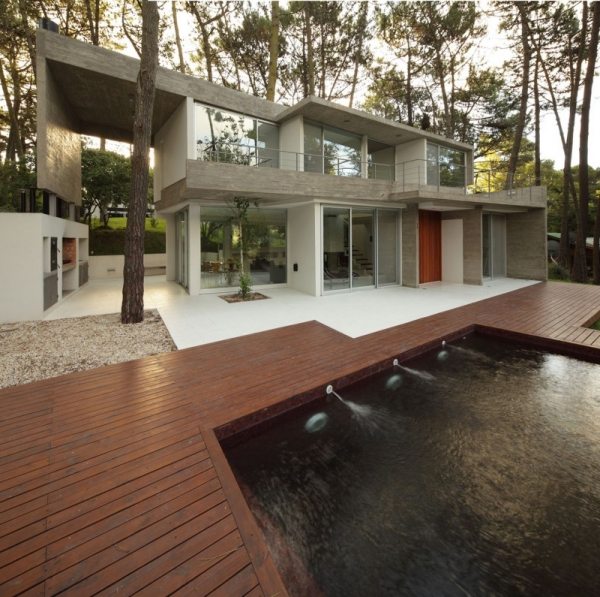 Ferienhaus im Wald beton glasfenster holzboden pool