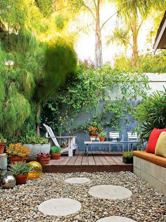 Garten Sichtschutz kies stein platten adirondack stuhl kletterpflanze