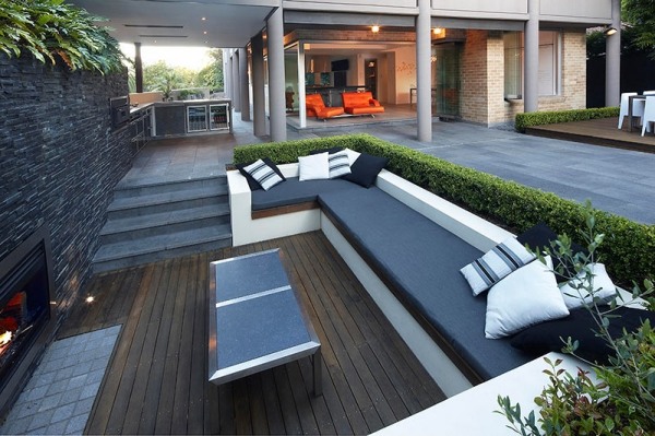 Gartendesign Kissen-grau weiß-schwarz Holzterrasse Möbel