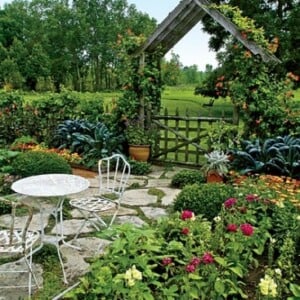 Garten gestalten weg Naturstein Pergola Metall-Sitzmöbel