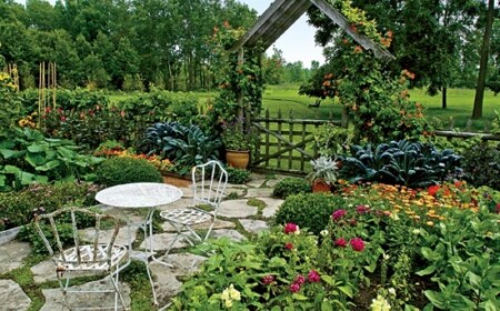 Garten gestalten weg Naturstein Pergola Metall-Sitzmöbel