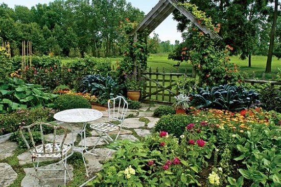 Garten gestalten weg Naturstein Pergola Metall-Sitzmöbel 