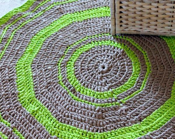 Gestrickte Teppiche-Ideen grün-grau MIschgewebe