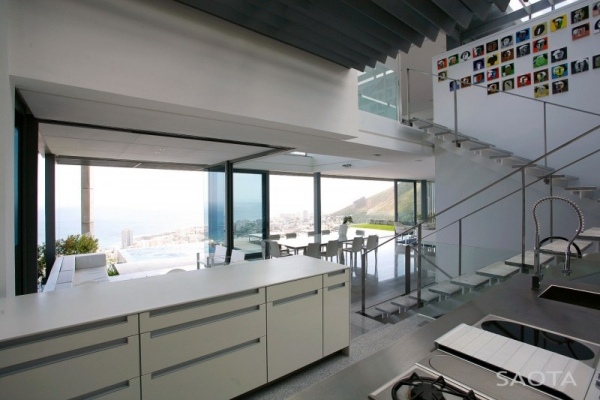 Hanghaus mit Ozeanblick küchentheke weiß treppen