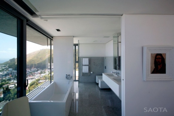 Hanghaus Ozeanblick rahmenlose verglasung granitboden badezimmer