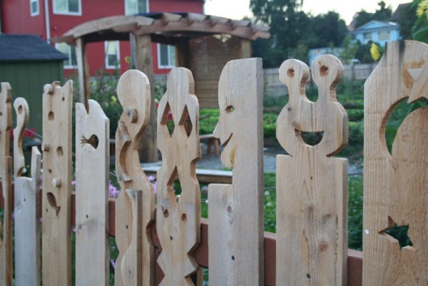 Holzpfosten Gartenzaun errichten-geschnitzt Design Ideen
