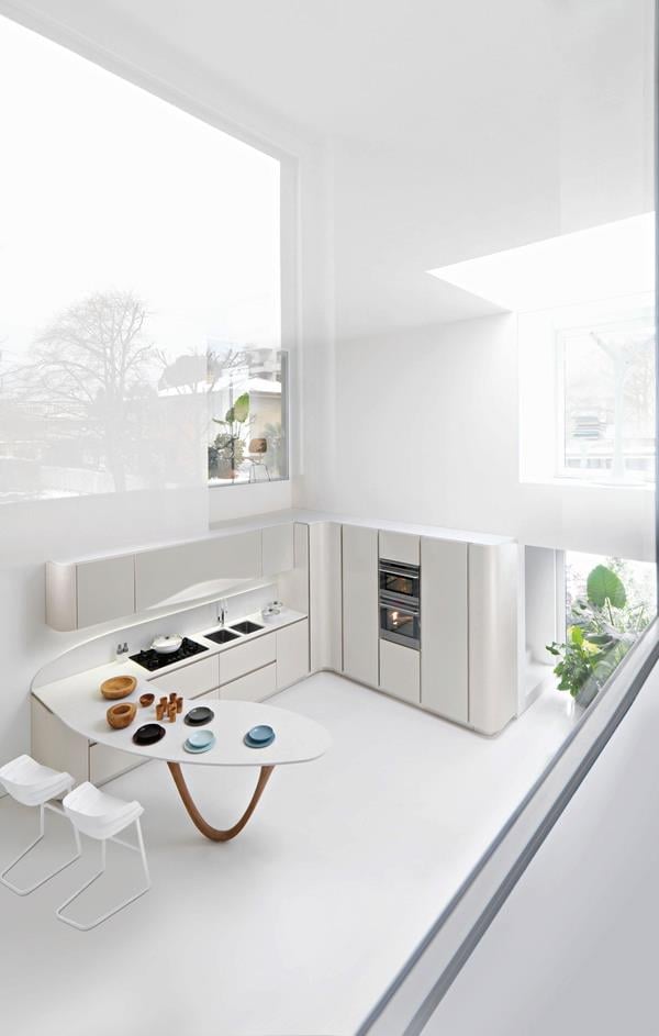 Küche Bartisch-hohe Decke-Weiße Einrichtung-Küchenmöbel
