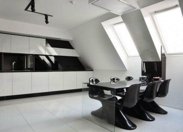 Küche Dachschräge Schwarz-Weiß-minimalistisch Freischwinger Stühle
