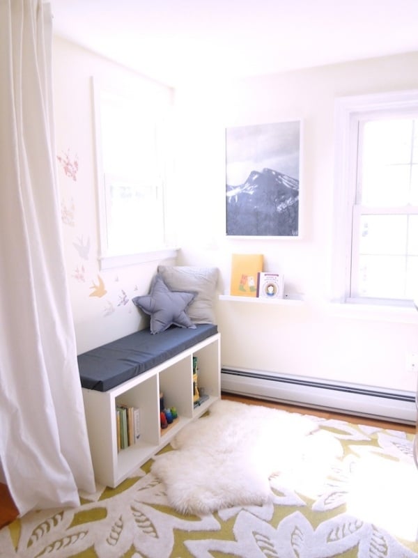 Leseecke im Kinderzimmer einrichten teppich weiße gardinen bank kissen