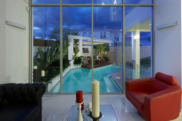 Luxus Haus Blick-zum Garten-Pool rot Lehnsessel