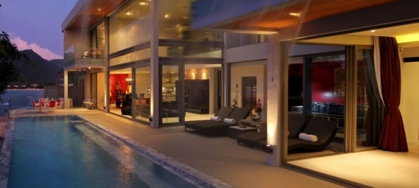 Luxusvilla Chi Phucket infinity pool  glasfassade