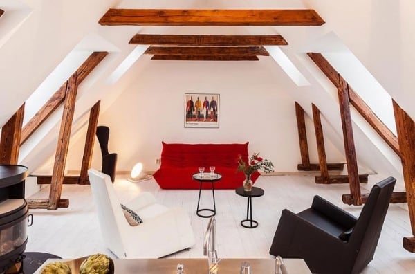 Moderne Dachwohnung stockholm wohnbereich rotes sofa