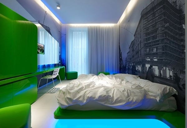 Schlafzimmer Weiß Bettwäsche Garderobe Indirekte-Beleuchtung