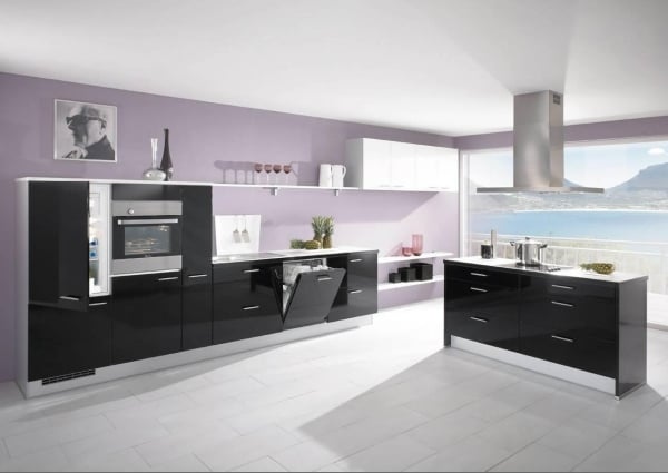Schwarz Küche-weiß Lila-Wand Kücheninsel