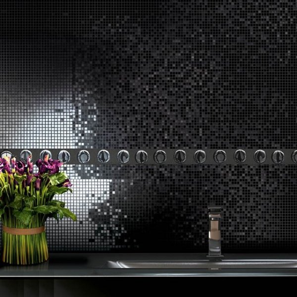 Schwarz Spiegelglas Mosaikfliesen verlegen Glatte Textur