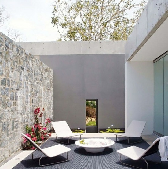 Steinmauer Garten Seerosen weiße Gartenstühle