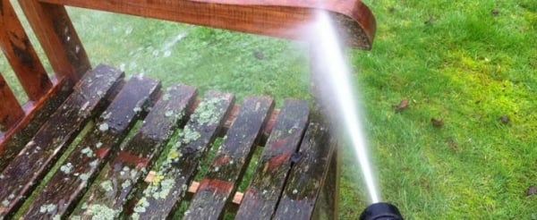 Teak Holzmöbel reinigen-pflegen richtig Seifenwasser