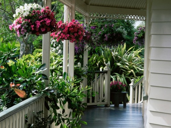 Veranda gestalten Blumenkästen aufhängen