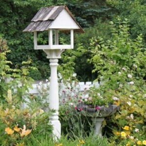 Vogel Futterhaus weiße Farbe Garten gestalten Ideen Frühling