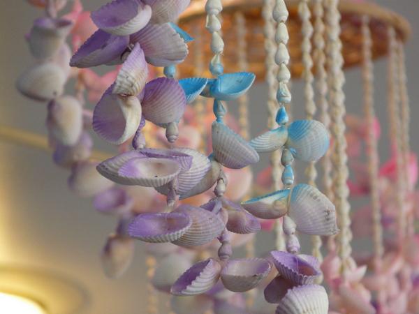 Windspiel Muscheln sommerdeko mit kindern basteln färben
