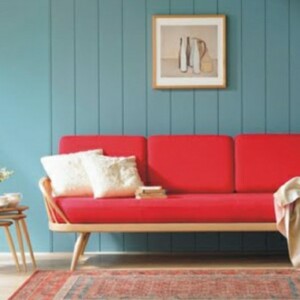 Wohnung Einzug Renovierung rotes Sofa blaue Wand