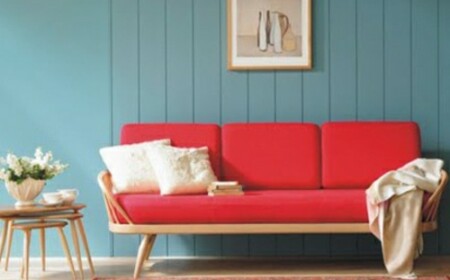 Wohnung Einzug Renovierung rotes Sofa blaue Wand